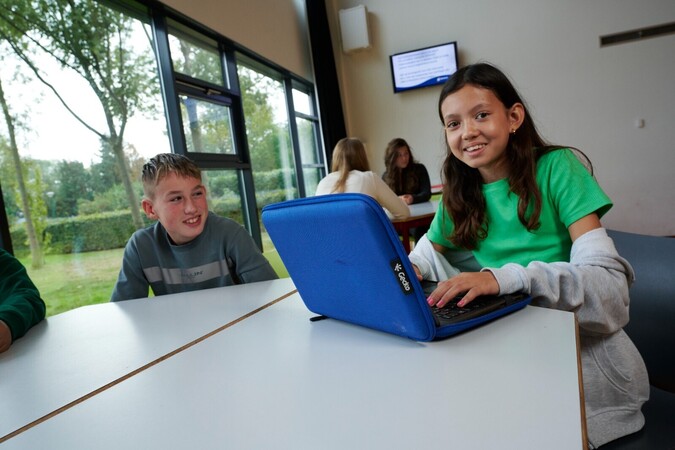 ICT-rijk onderwijs- werken op laptops